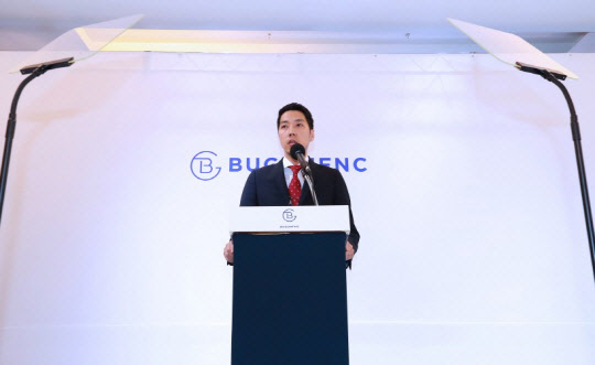 '임블리' 임지현 상무의 남편인 박준성 부건에프엔씨 대표가 고객 응대 및 제품 안전성 등 잇따른 논란에 대해 입장을 밝히고 있다. 연합뉴스